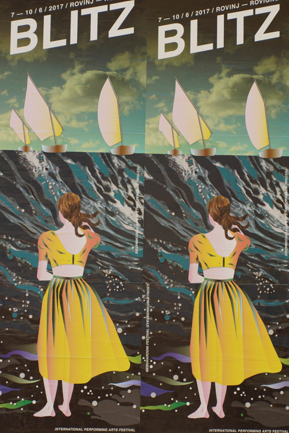 Es ist ein Plakat für ein kunstfestival zusehen. Auf ihm steht ein Frau im gelben Kleid und blickt auf eine Welle. Auf dieser sind drei Segelboote zu sehen.Das ganze Plakat ist durch Designe minimalisiert