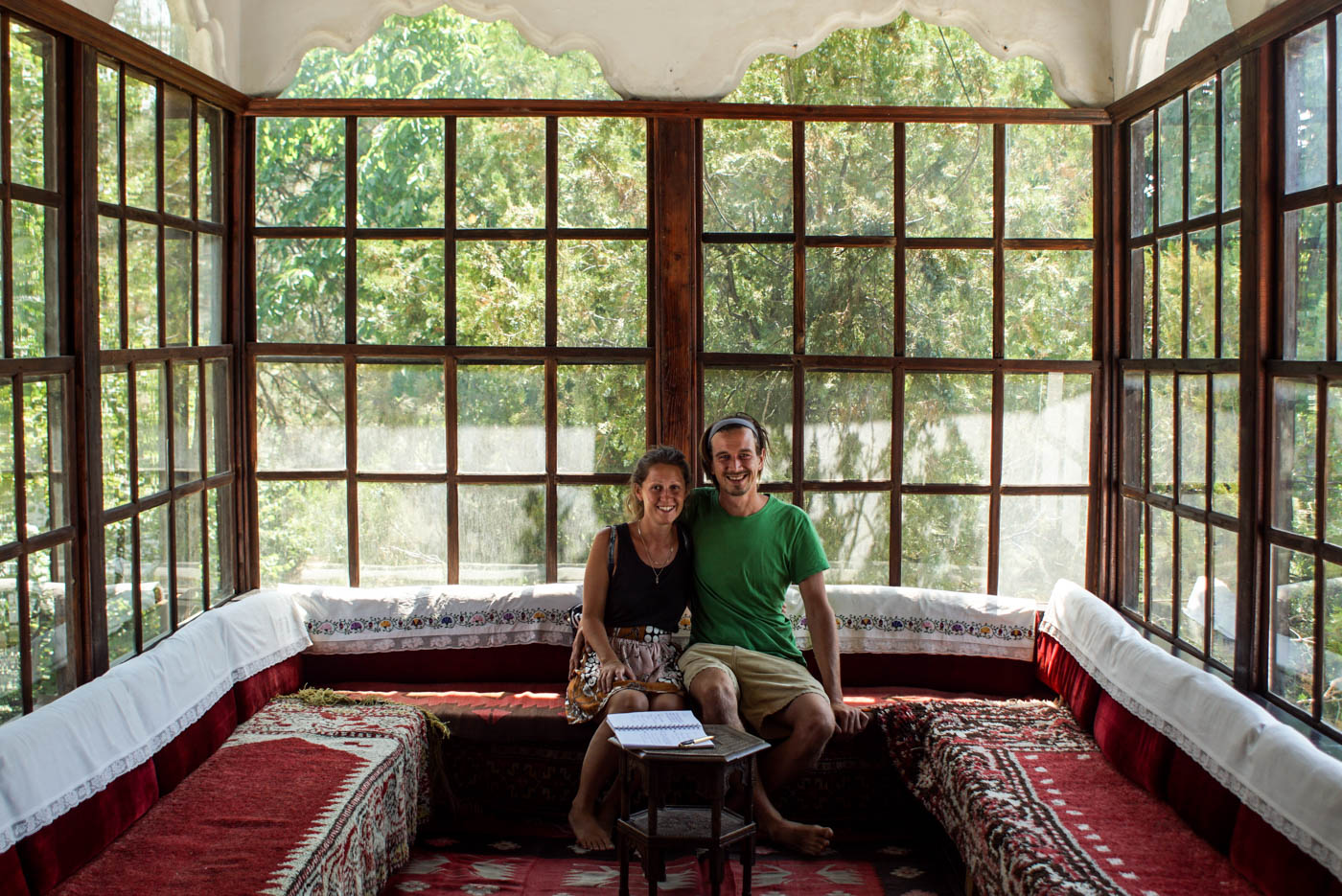 Lea und Paul sitzen in einem Wintergarten eines historischen Hauses im ethnischen Museum in Pristina.