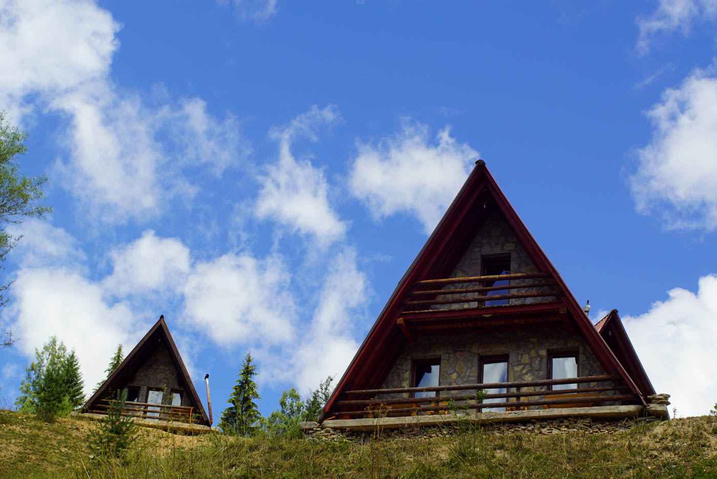 Auf dem Bild sind typische Häuser der Rugova Schlucht die die Form eines gleichschenkligen Dreiecks haben da hier so viel Schnee fällt.