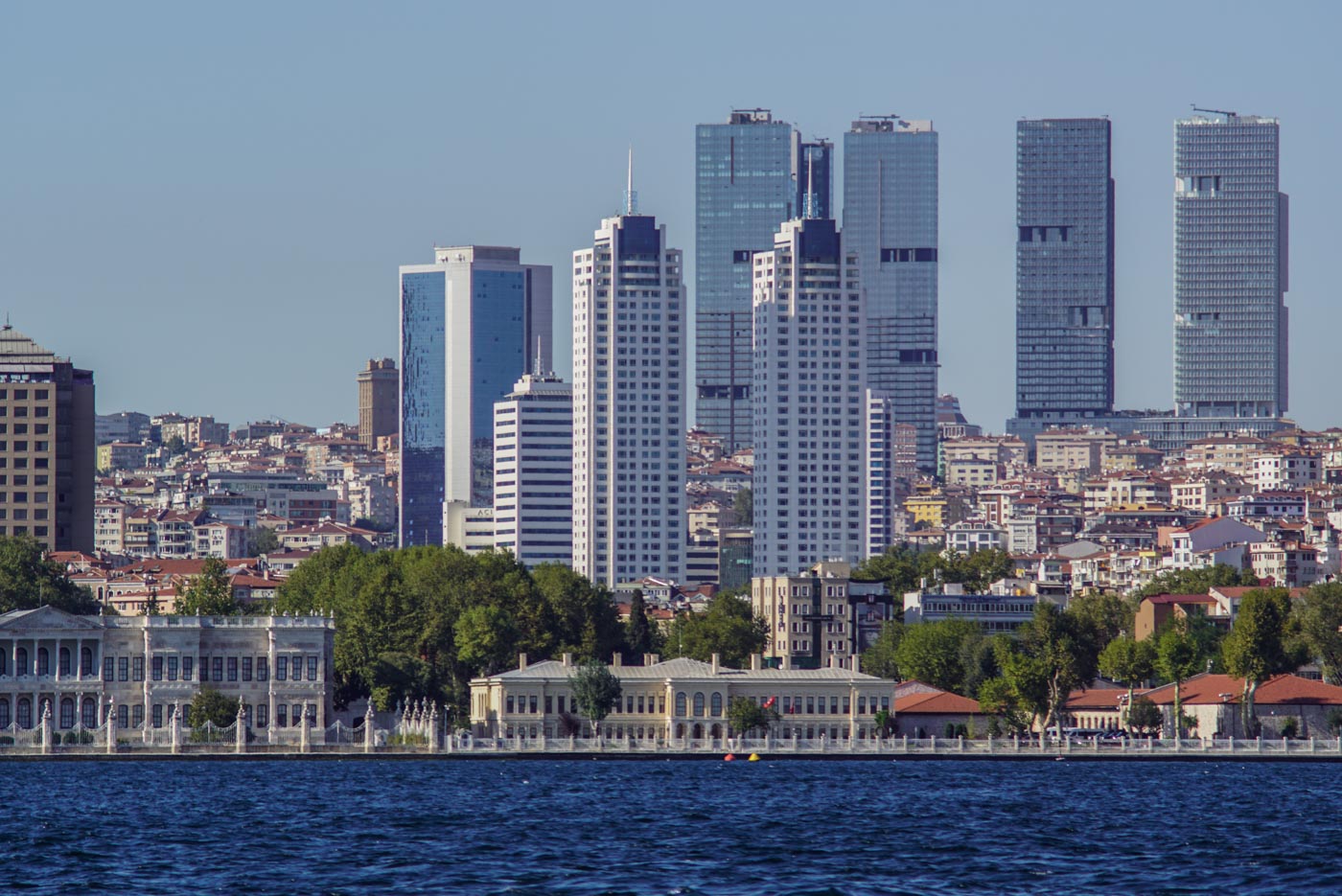 Blick vom Bosporus aus auf die Westseite von Istanbul. In der ersten Reihe am Ufer stehen klassische Bauten dahinter erheben sich Wolkenkratzer und mehrstöckige Wohngebäude.